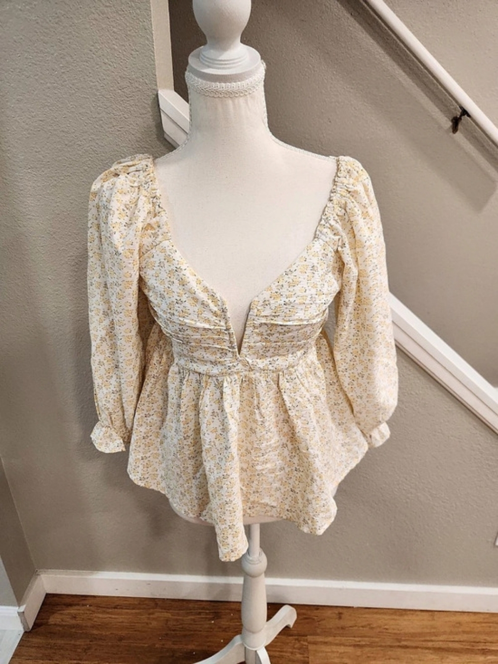 Entro Floral Puff Sleeve Blouse in Cream & Yellow Size Medium NWT